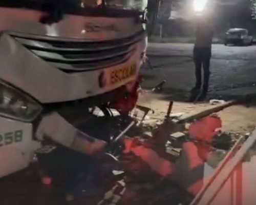 Ônibus escolar perde controle e atinge muro de escola em Juazeiro do Norte