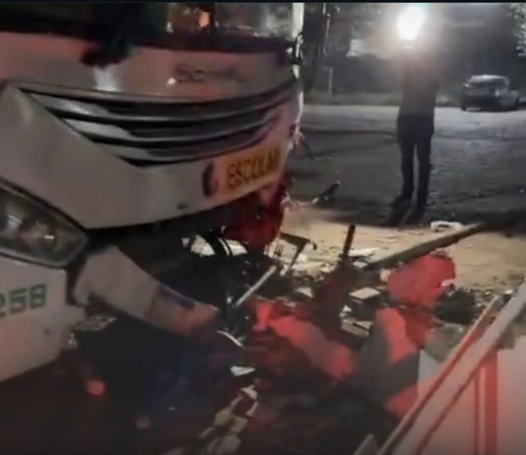 Ônibus escolar perde controle e atinge muro de escola em Juazeiro do Norte