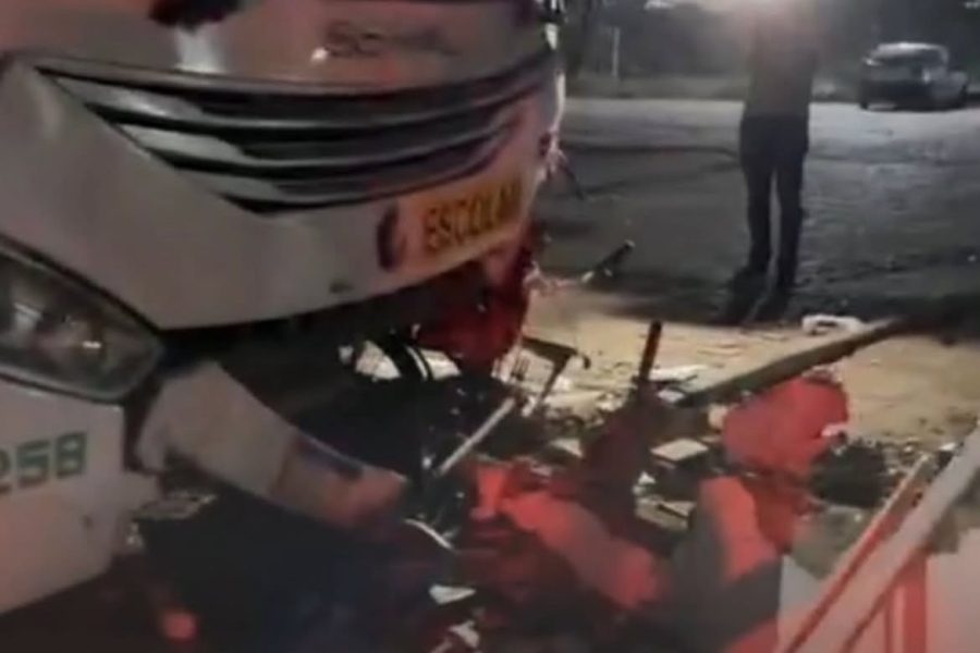 Ônibus escolar perde controle e atinge muro de escola em Juazeiro do Norte