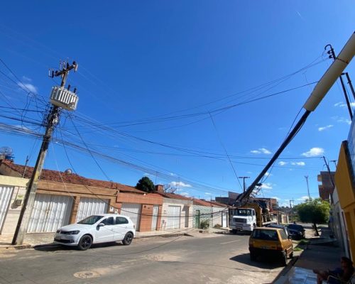 Caminhão derruba fiação e moradores relatam riscos no bairro Cirolândia, em Barbalha