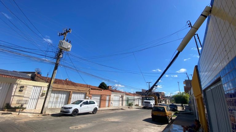 Caminhão derruba fiação e moradores relatam riscos no bairro Cirolândia, em Barbalha