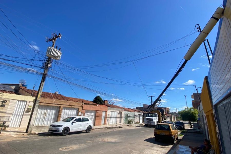 Caminhão derruba fiação e moradores relatam riscos no bairro Cirolândia, em Barbalha