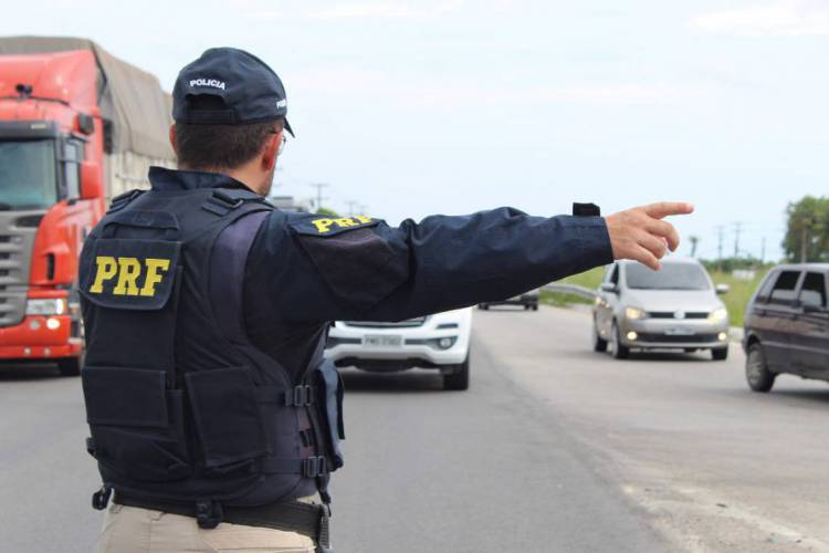 PRF restringe circulação de caminhões em rodovias federais de pista simples durante feriado de 7 de Setembro no Ceará