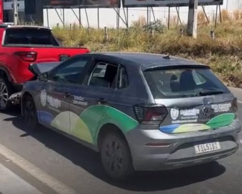 Acidente entre veículo da Saúde de Saboeiro e Fiat Toro deixa trânsito lento na Avenida Leão Sampaio