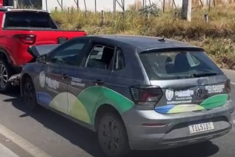 Acidente entre veículo da Saúde de Saboeiro e Fiat Toro deixa trânsito lento na Avenida Leão Sampaio