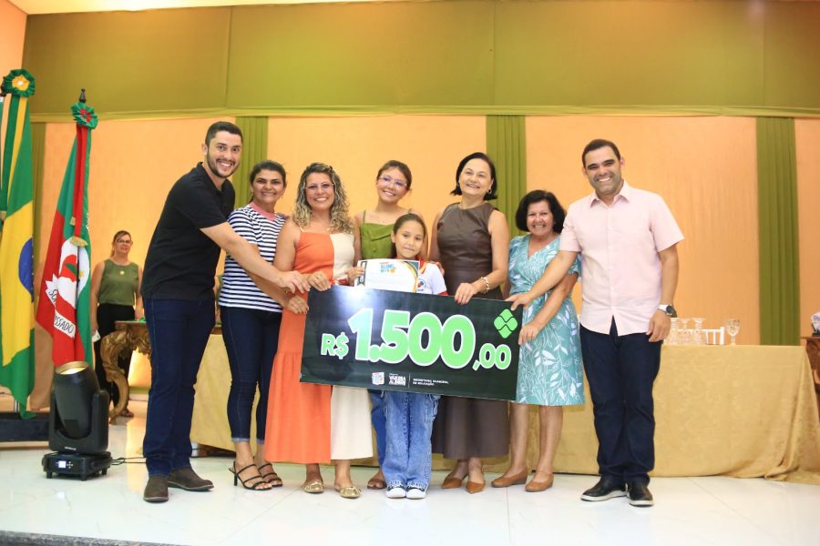 Flavinho premia 60 alunos nota 10 e reforça valorização da educação em Várzea Alegre