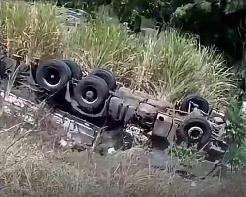Caminhão desce ribanceira e capota na BR-116, próximo ao Posto Magnólia, em Milagres