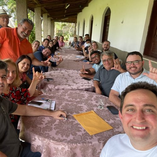 Prefeito de Missão Velha faz reunião de alinhamento político com secretários e vereadores da situação