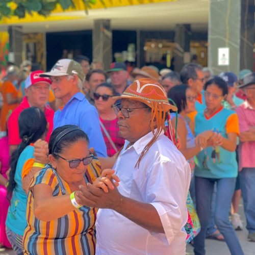 Prefeitura de Farias Brito leva cerca de 300 idosos para passeio na Expocrato 2023