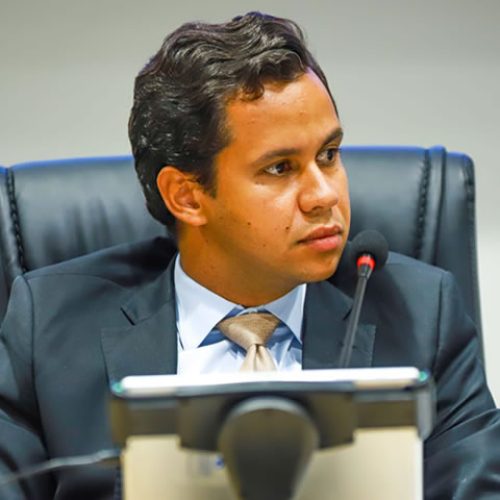 Câmara de Juazeiro aprova projeto do presidente Felipe Vasques que reduz prazo para regularização de fios desordenados e aumenta multa à Enel