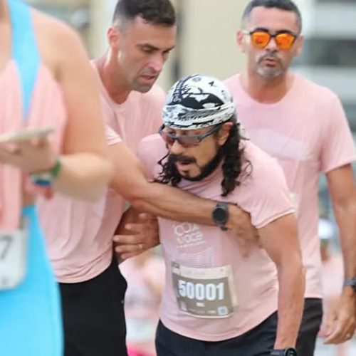 Cantor Bell Marques passa mal em corrida e conclui prova com ajuda de equipe