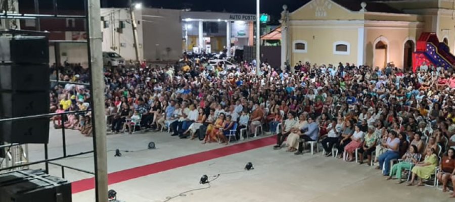 Mais de duas mil pessoas prestigiam exibição do filme Uma voz chamada Francisca em Aurora